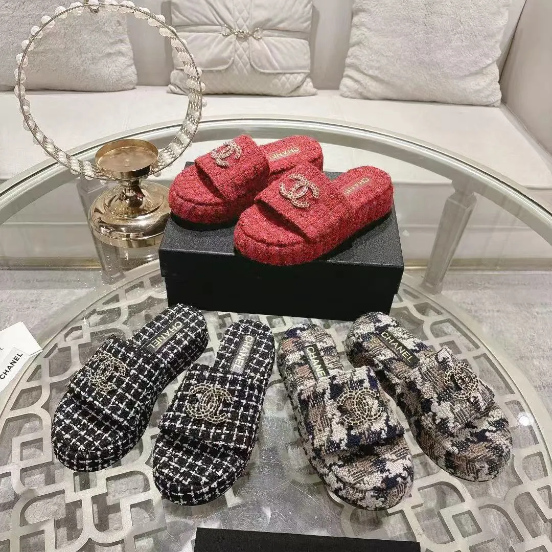 👟👟Ex-factory price 480👟👟 🎉Chanel Chanel 2025 Xiaoxiang C family thick-soled sandals series official website synchronization, classic and elegant, casual wear 🌹🌹🌹🌹Original logo ~ Made of imported sheepskin and C family custom fabrics, a variety of colors for the goddess to choose! ❤️❤️❤️❤️ Code number: 36~40 (35.41.42 customized, non-returnable) Color: 5 colors;